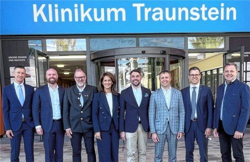 Vor dem Haupteingang des Klinikums Traunstein stehen (von links) KSOB-Vorstandsvorsitzender Dr. Uwe Gretscher, Landtagsmitglied Konrad Baur, Landrat Andreas Danzer, Staatsministerin Michaela Kaniber, Bundestagsmitglied Siegfried Walch, Traunsteins Oberbürgermeister Dr. Christian Hümmer, KSOB-Vorsitzender Philipp Hämmerle und Landrat Michael Koller. Foto  OVB