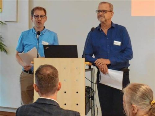 Vorsitzender Reinhart Knirsch (rechts) und Zweiter Vorsitzender Dr. Markus Roth eröffneten den Abend. Foto Friedrich