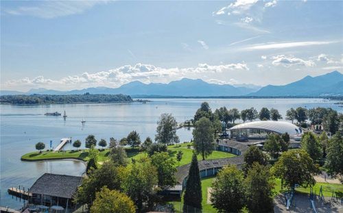Während der ersten drei Wochen der Sommerferien haben alle Kinder und Jugendlichen unter 18 Jahren freien Eintritt in das Strandbad in Prien. Foto Chiemsee Marina GmbH, Wingmen Media