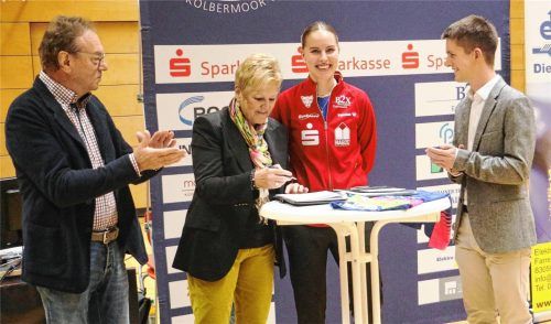 Während sich Günther Lodes und Sabine Balletshofer-Wimmer (von links) aus dem Bundesliga-Geschehen weitgehend zurückziehen, übernimmt Dr. Christoph Kecht zukünftig deren Aufgaben – hier bei der Vertragsverlängerung von Annett Kaufmann. Foto Erlich