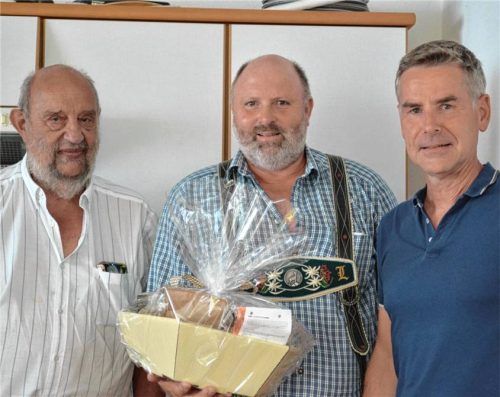 Wahlergebnis: (von rechts) Neuer Verbandsvorsitzender ist Andreas Scheck, Bürgermeister von Marquartstein. Er löst Josef Loferer, ehemals Bürgermeister von Schleching, ab. Verabschiedet wurde zudem Olaf Gruß, der 36 Jahre als Verbandsrat wirkte. Foto Eder