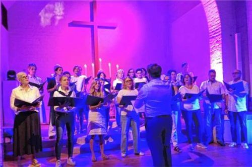 Wechselndes Licht trug beim Konzert der Audorfer Sänger zur Stimmung bei. Foto re