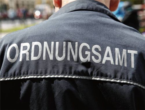 Wie hier bei diesem Berliner Mitarbeiter, sollen auch die Kolbermoorer Beschäftigten des Kommunalen Außendienstes Jacken mit der Aufschrift „Ordnungsamt“ bekommen. Foto IMAGO/STPP