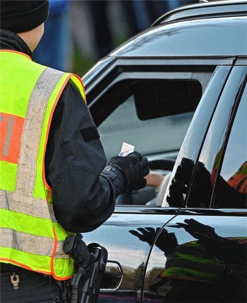 Wohin soll es gehen? Laut Auskunft des Polizeipräsidiums wird das Abfahrtsverbot an den Autobahnen in der Region immer wieder kontrolliert. Foto IMAGO / Simon/Eibner