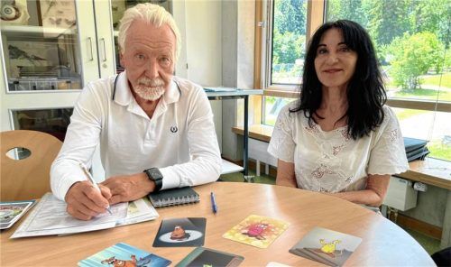 Wollen Gemüter beruhigen: Wolfgang Krause und Brigitte Nennhuber sind Schulmediatoren in Marquartstein. Auf dem Tisch liegen Gefühlskarten. Foto Kayser