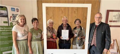 Würdigung einer Verbundenheit: (von links) Christiane Lindlacher, Leiterin der Tourist-Information Seeon-Seebruck, Steffi Wieshuber (Tourist-Info), Gastgeberin Beate Mußner sowie Ellen und Rolf Gaca und Bürgermeister Martin Bartlweber. Foto Gemeinde Seeon-Seebruck