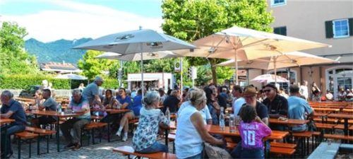 Zahlreiche Besucher genossen das Sommerfest in Mietenkam bei bestem Biergartenwetter. Foto Eder
