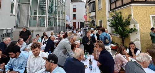 Zahlreiche Gäste versammelten sich im Hinterhof der Alten Druckerei, um das Sommerfest der Bürgerstiftung Rosenheim zu feiern. Foto Bürgerstiftung Rosenheim
