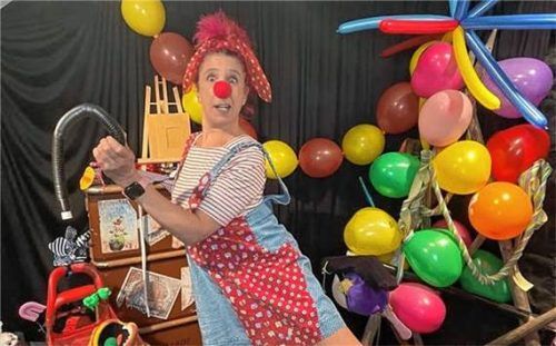 Zauberclown Manuela wird am Nachmittag mit ihrer Show die Gäste zum Lachen bringen. Foto Zauberclown Manuela