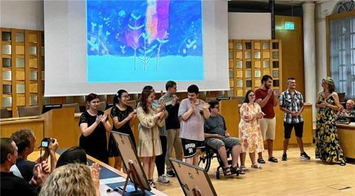Ziel des Projekts ist die Vorbereitung der Schüler mit Beeinträchtigungen auf die größtmögliche Teilhabe in der Gesellschaft. Das Foto zeigt Projektleiterin Nadja Bernrieder (stehend rechts) mit den Kalender-Künstlern der Abschlussklasse der Philipp-Neri-Schule bei der Vernissage im Rosenheimer Rathaus. Foto Sichelschmidt
