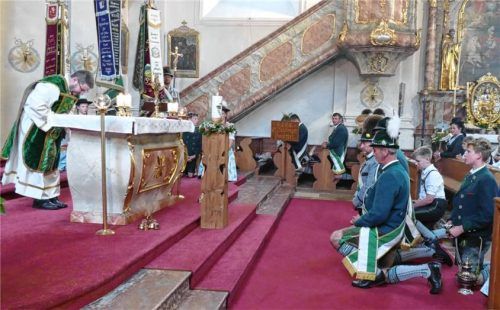 Zum Gedenken an die verstorbenen Mitglieder der drei Vereine wurde von Pfarrer Thomas Weinzierl eine Gedenkkerze entzündet und die drei Vorstände knieten zum Gedenken nieder. Foto Wegscheider