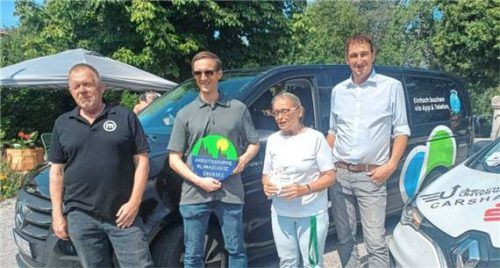 Zum Rufbus „Traudl“ und dem Carsharing Projekt Achental gab es fundierte Informationen durch Bürgermeister Herbert Strauch (von rechts), seine Stellvertreterin Margarete Winnichner, Holger Lüttich von der Arbeitsgruppe Klimaschutz und einen der Fahrer von „Traudl“. Foto Giesen