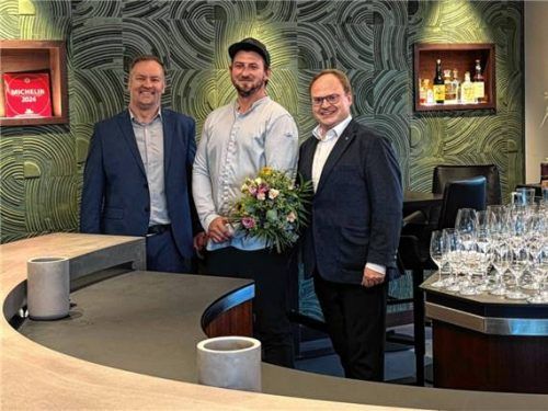 Zur erfolgreichen Verteidigung des Michelin-Sterns der Wachter Foodbar gratulieren Priens Bürgermeister Andreas Friedrich (rechts) und Fachbereichsleiter für Tourismus, Kultur und Wirtschaftsförderung Tobi Huber (links) dem Sternekoch Dominik Wachter (Mitte). Foto Markt Prien