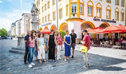 Zusammen mit den Stadtführerinnen und Stadtführern geht es auf eine Reise in die Geschichte der Stadt Rosenheim. Foto  Chiemsee-Alpenland Tourismus/Thomas Kujat