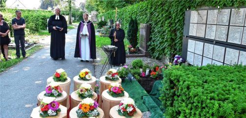 Zweimal im Jahr halten Pfarrerin Rosemarie Rother (Dritte von links) und Seelsorgerin Hannelore Maurer (Vierte von links) eine kleine Trauerfeier für Verstorbene, die keine Angehörigen haben oder deren Angehörige eine Bestattung finanziell nicht stemmen können. Bei der jüngsten Sozialbestattung wurden zehn Verstorbene auf dem Städtischen Friedhof beigesetzt. Fotos Schlecker