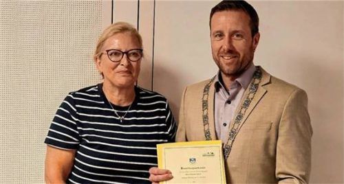 Zweite Bürgermeisterin Steffi Buchner übergibt Bürgermeister Christian Scheck die Ernennungsurkunde zum „Eheschließungs-Standesbeamten“. Foto Krammer
