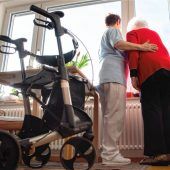 <p>Zwischen Kostenfalle und Personalnot: Trotz leerer Betten in den Einrichtungen sind Heimplätze in der Region knapp. Der Grund ist die Personalnot. Foto dpa</p>