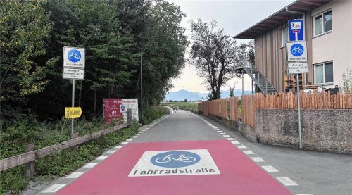 2023 wurde sie beschlossen, Ende 2025 war der erste Abschnitt fertiggestellt: Rosenheims erste Fahrradstraße im Süden in Richtung Happing. Fotos Eiglmeier