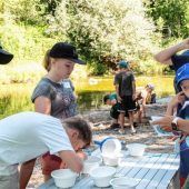 Kinder untersuchen Tiere im Wildbach