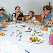 Acht Kinder auf kulinarischer Weltreise