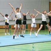 Kinder bauen eine Cheerleading-Pyramide