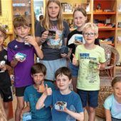 Kinder stellen im Eine-Welt-Laden eigene Pralinen her