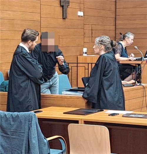 Abdelrehim M. im Gespräch mit seinen Verteidigern Claus Erhard und Juliane Weber. Foto Weiser