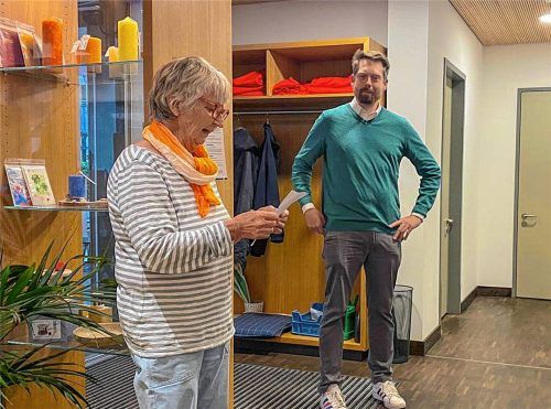 Adelheid Meirer verliest den Dankesbrief des anonymen Spenders, während Bürgermeister Johannes Weber aufmerksam zuhört. Foto Ludwig Flug