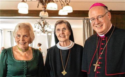 Äbtissin Johanna Mayer (Mitte) nimmt die Glückwünsche von Weihbischof Rupert Graf zu Stolberg und Annemarie Biechl, der Vorsitzenden des Freundeskreises Frauenwörth, entgegen. Foto Wrba