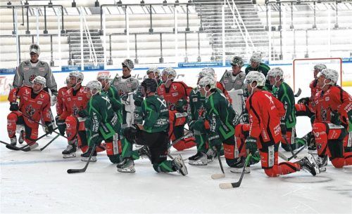 Alle hören zu: Die Eishockeyspieler von der Mangfall bereiten sich auf die neue Saison vor und „Hart gecheckt“ – der Podcast zu den Starbulls Rosenheim – blickt ein letztes Mal zurück.Foto  Hans-Jürgen Ziegler
