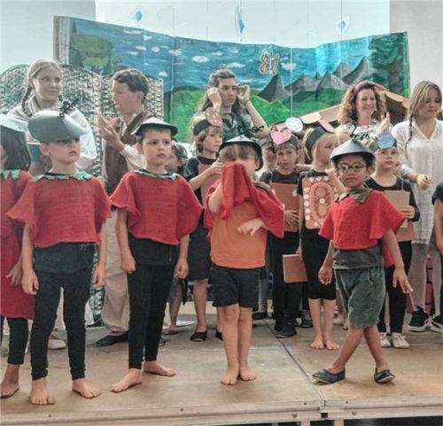 Als Waldwichtel, Hagebutten und Lebkuchenkinder zuckersüß anzuschauen: die jungen Darstellerinnen und Darsteller der Kinderoper „Hänsel und Gretel“ auf der Bühne. Foto MusicaInnRegio