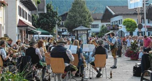 Am Kirchplatz werden wieder verschiedene Musikgruppen und die Trachtenkinder auftreten.Foto  Archiv Eder