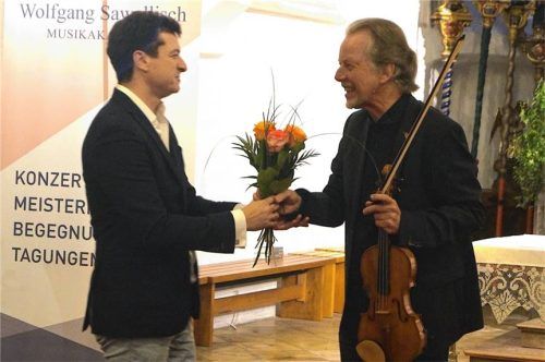 Andreas Hérm Baumgartner bedankte sich mit Blumen bei Geiger Ingolf Turban. Foto janoschka
