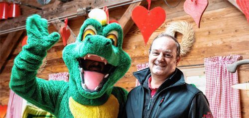 Andreas Kiesl im „Tatzlwurm“-Kostüm und Karl Kiesl vom „Feurigen Tatzlwurm“ freuen sich auf das Jubiläum auf dem Rosenheimer Herbstfest, auch einige Neuheiten haben sie geplant. Foto Baumeister