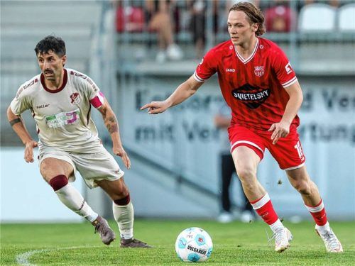 Andrii Pelypenko erzielte den Treffer zum 4:0 für den SB Chiemgau Traunstein, hier zieht er dem Schwabinger Giacinto Sibilia davon.Foto Hans Weitz