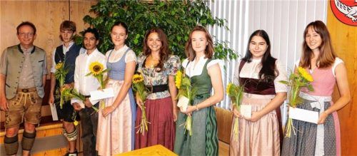 Anerkennung mit Sonnenblume: Bürgermeister Daniel Mair (von links) beglückwünschte Kilian Schuster, Bryan Labrada Lauzao, Sophia Ablinger, Magdalena Pichl, Maresa Schäffer, Darina Chausheva und Maria Inninger. Foto Hötzelsperger