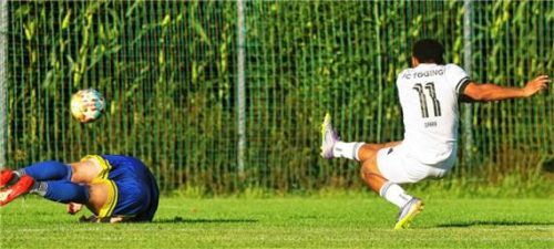 Angreifer Mike Opara (rechts) trifft hier zur Töginger Führung. Foto Christian Butzhammer