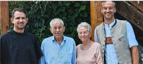 Anni Kleinschwärzer (Zweite von rechts) feierte ihren 90. Geburtstag mit ihrem Mann Kaspar (Zweiter von links), Pater Vasile (links) und Halfings Zweitem Bürgermeister Christoph Friedrich (rechts). Foto  Böck