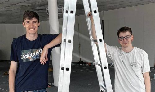 Arbeiten fleißig an der Verwandlung des ehemaligen Comazo-Ladens in Kolbermoor: Tobias Hobelsberger (links) und Maximilian Weigt. Foto re