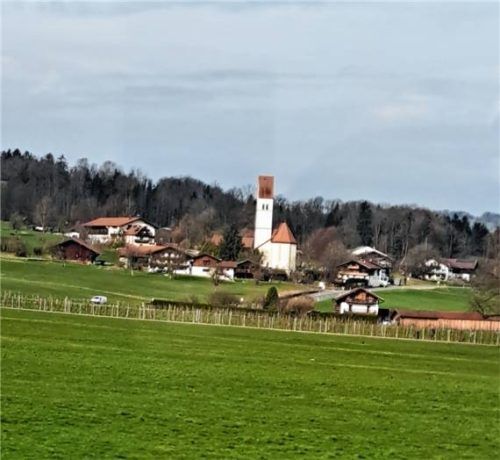 Auch Lippertskirchen in der Gemeinde Bad Feilnbach hat nur eine Kirche, nicht zwei. Mit bairischem Einzahl-n also. Bekannt durch die Leonhardiwallfahrt. Heuer am 8. November, 10 Uhr. Kirche „Maria Morgenstern“. Im Ortsdialekt: „Liawisch“. Das -n spielt hier keine Rolle. Foto Höfer