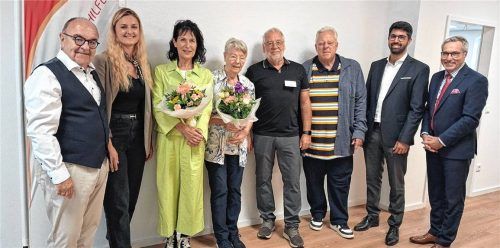 Auf dem Bild sind (von links) Karl-Heinz Brauner (Vorsitzender NH), Veronika Leidel (Geschäftsführerin NH), Christine Degenhart, Inge Ilgenfritz (beide Sprecherinnen AK neue Wohnformen Pro Senioren), Jochen Faßhauer (Vorsitzender Pro Senioren), Alexander Wiedemann (Schriftführer Pro Senioren), Oberbürgermeister Abuzar Erdogan und Sozialdezernent Christian Salberg zu sehen. Foto Nachbarschaftshilfe Rosenheim