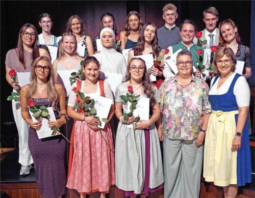 Auf unserem Bild zu sehen sind (hinten, von links) Magdalena Wieser, Helena Ganter, Anna-Kristina Liebl, Maxima Gruber, Philipp Hörner und Alexander Zöller mit (Mitte, von links) Jessica Skelaj, Leonie Weigand, Teuta Džemaili, Anna Oischinger, Moritz Drechsler und Yaara Wayand sowie (vorne, von links) Jana Kremmer, Miriam Huber, Annalena Hacklinger, Schulleiterin Christiane Elgass und die stellvertretende Landrätin Marianne Loferer. Foto Staatliches Berufsschulzentrum Rosenheim II