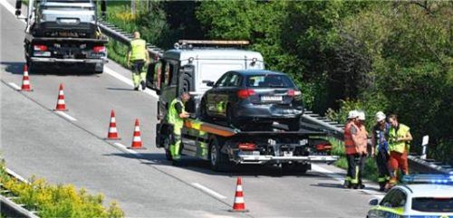 Aufräumarbeiten nach dem Crash. Foto Steinberger/EinsatzReport24