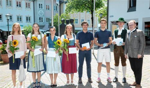 Aufstellung der Besten: Bürgermeister Andreas Friedrich (rechts) ehrt die erfolgreichen Abiturienten der Waldorfschule und des Ludwig-Thoma-Gymnasiums vor dem Priener Rathaus. Foto Berger