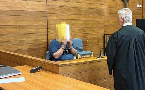Auftakt vor der Schwurgerichtskammer am Landgericht Traunstein: Nach den tödlichen Messerstichen auf eine 50-Jährige in Burgkirchen muss sich der Ex-Partner wegen Mordes verantworten. Foto Hoog