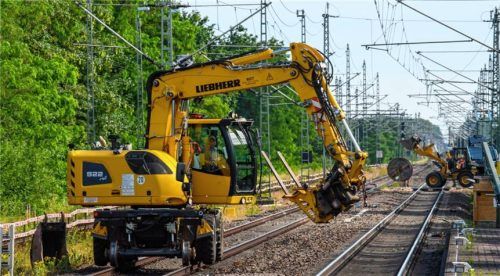 Bagger fahren über das Gleisbett. Foto dpa