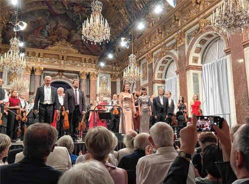 Beethovens Neunte gab es zum Finale der 25. Herrenchiemsee Festspiele – Kent Nagano (vorne rechts) mit dem Orchester und dem Chor der KlangVerwaltung sowie (vorne von links) den Solisten Thomas Laske, Maximilian Schmitt, Sinja Maschke und Elisabeth Breuer. Foto kirchner