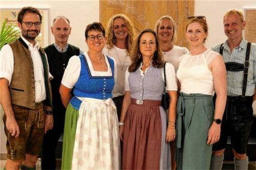 Bei der Ehrung: (von links) Bürgermeister Johannes Zistl mit Roland Leidl, Elisabeth Baumann, Gesa Berendi-März, Ines Bertozzi, Sylvia Müller, Beate Steinberger und Hermann Weber. Foto Merk