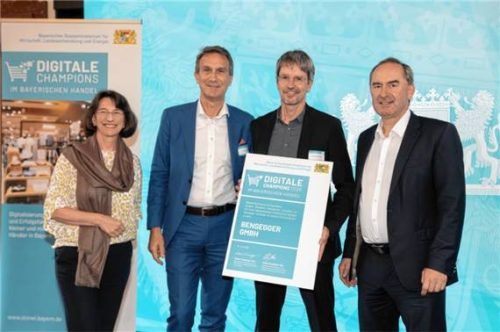 Bei der Ehrung: (von links) Michaela Pichlbauer, Vorständin der Günther Rid Stiftung für den bayerischen Einzelhandel; Michele Fuhs, Geschäftsführer der Circle4x GmbH, Andreas Bensegger und Hubert Aiwanger. Foto re