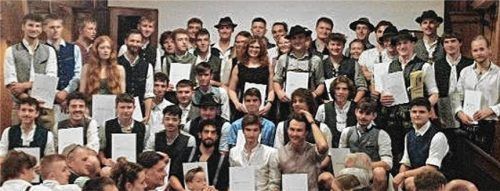 Bei der Freisprechungsfeier in Söllhuben haben 53 junge Schreiner kürzlich ihre Gesellenbriefe erhalten. Foto Auer